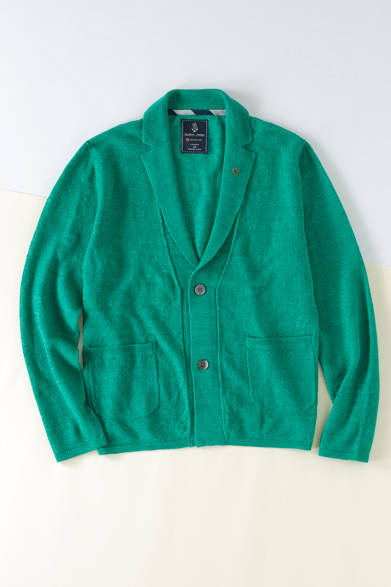 今シーズン注目の“ゆる羽織り”ニットジャケットは麻100％。糸の原糸は帝国繊維のハードマンズリネンを使用。初夏から盛夏まで着用できるさわやかな着心地で12色を展開。襟もとにはマリンをイメージさせるアンカーピンバッジ付き<br />アンカージャケット1万9980円（J.プレス／阪急メンズ東京5階）