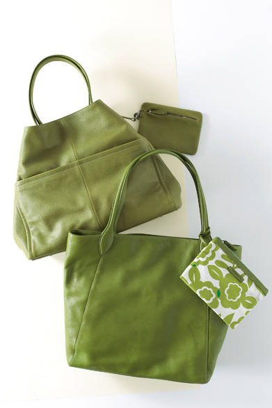 本体はソフトで手になじむ独特の味わい深い触感をもったゴード革の革質をそのまま生かし、裏地はコットン100％のかすり模様生地（上）と花柄プリント生地（下）を使ったトート。バッグを背負った際、革のナチュラルな表情のシルエットが出るよう、ハンドル土台部分を身頃と横マチの縫い合わせ部分にはさみ込むという手間と技術を要する縫製技法で仕上げている。バッグインバッグとしても単体でも使えるポーチ付き<br />上／ゴート革トート4万1040円［阪急メンズ先行］、下／ゴート革トート3万7800円［阪急メンズ限定］（ガレリアント／阪急メンズ東京1階）