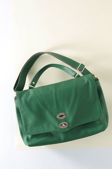 1950年代のポストマンバッグをデザインのベースに、シボ感のある軽くて柔らかなカーフレザー“マルカプント”を使用した大きめのショルダー。内装は2室に仕切られ、前面にオープンポケット、背面にジップポケット付きで収納力はたっぷり。便利なキーフック付き<br />ショルダーバッグ（POSTINA L）7万4520円（ザネラート／阪急メンズ東京1階）