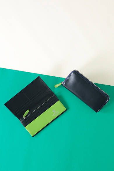 今年、ブランド生誕80周年を迎える英国ロイヤルワラントブランド、エッティンガー。内側には“ドレッシンググリーン”のテーマカラーであるグリーンをさりげなくあしらった阪急メンズ限定<br />ファスナー付き長札4万4280円、ラウンドジップ5万1840円（エッティンガー／阪急メンズ東京1階）