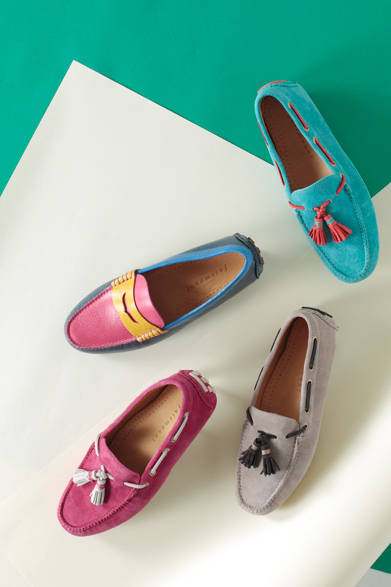 仏・パリ市内にいくつもの店舗を構えるシューズセレクトショップ「BOWEN（ボーウェン）」。そのなかでモカシンを中心としたカジュアルシューズコレクションが「フェアマウント」で、透明感あるスエードを使用したタッセルスリッポンと、発色の良い型押しレザーを使用した遊び心満点のローファーが阪急メンズ限定で登場<br />コンビタッセルスリッポン各3万240円、コンビネーションローファー3万240円［阪急メンズ限定］（フェアマウント／阪急メンズ東京地下1階）