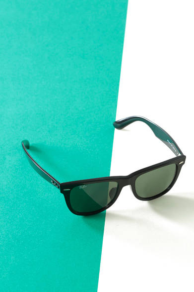 1952年の誕生以来、“ロックの象徴”として多くの音楽ファンや映画ファンから愛され、 伝説のモデルとなったウェイファーラー。今年の新作はカラーや素材にこだわり、グリーンカラーのフレームやレンズ、革巻きタイプなど豊富なバリエーションで登場<br />ウェイファーラー2万3760円～（レイバン／阪急メンズ東京地下1階）