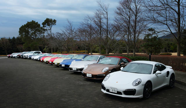 「911 ターボS」を先頭にズラリと並ぶ最新のポルシェファミリー