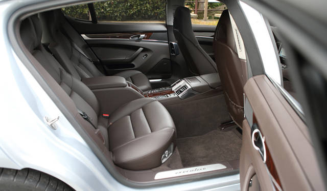 ボディサイズに余裕を持たせているだけあって、後席のスペースは4ドアクーペとはおもえないほど広々としている。身長172cmの私が前後に腰掛けた場合、リアシートでゆったり寛ぐ私の膝から前席のシートバックまでには長さ40cm以上の空間が残されていた