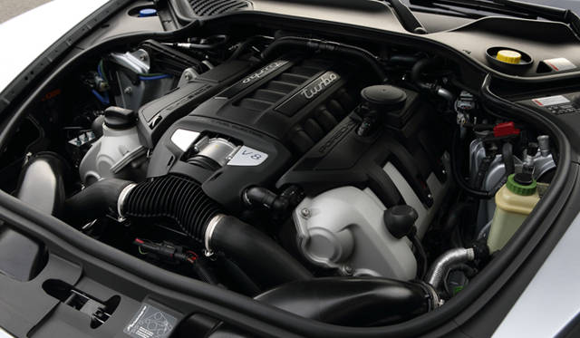 ポルシェ パナメーラ ターボ エグゼクティブ搭載されるエンジンは、最高出力520ps、最大トルク700Nmを発揮する、4.8リッター90度V型8気筒 直噴DOHC ツインターボ 