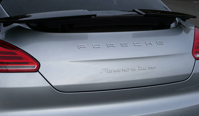 90km/hで自動的にせり上がる格納式リアウイング