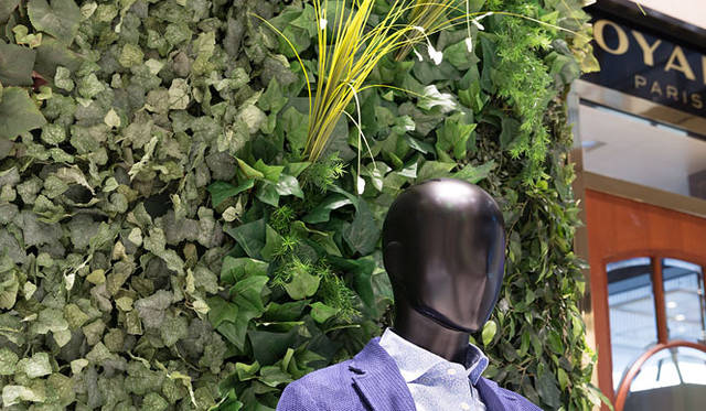 新緑の清々しさと美しさを楡（にれ）の木をメインに表現