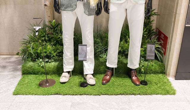 ディスプレイの足もとにも注目