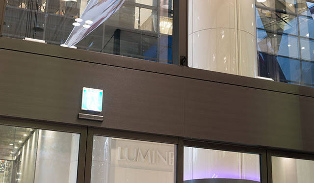 1階エントランススペースに、クーネのスピーカーが4本配置されている