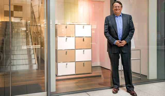 「USMカラールネッサンス」の第1弾として、家具前面のパネルに、ベージュとピュアホワイトの2色をセレクトし、市松に組み合わせることで、春の穏やかな光を表現したインスタレーション。ディレクションを手がけたのは、日本人の美意識を、現代のプロダクトに反映する「丸若屋」だ