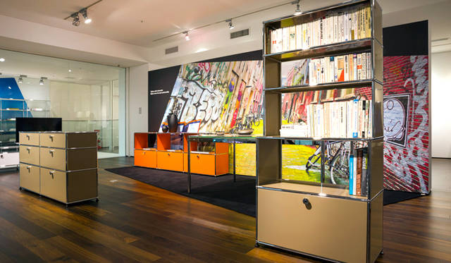 6方向に接合用ホールを設けた点（＝ボール）に線（＝チューブ）を連結、面（＝パネル）を嵌めて立方体を作る。それらを組み合わせていけば無限のバリエーションが生まれるという斬新な発想のシステム家具だ