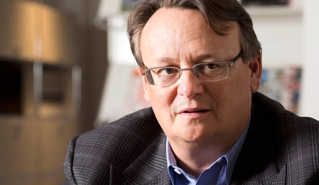 「私たちが新しい従業員を雇うときは、ただの従業員としてではなく、新しい家族を迎え入れる心持ちで雇うんです。一緒に仕事をするなかで、彼らは実際にどんどん“ファミリー”の一員になっていきます。もちろん良い意味で、ですよ。マフィアのような意味ではなく（笑）。それは会社にもプラスに働いています。家族のためなら、ということで、みんなとても熱心に仕事に取り組んでくれる」