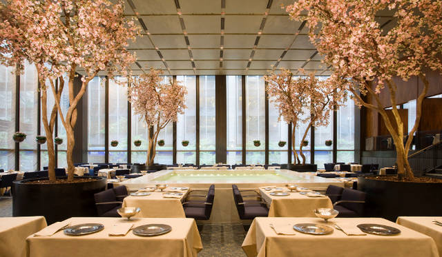 ニューヨークにあるお気に入りのレストラン、「フォーシーズンズ・レストラン」 Photograph by Jennifer Calais Smith