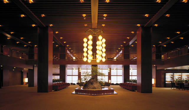 「ホテルオークラ」<br />東京都港区虎ノ門2-10-4<br />Tel. 03-3582-0111<br />http://www.hotelokura.co.jp/tokyo/