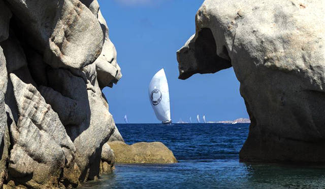 セーリングの様子を写した画像をタブレット端末で見せながら目を細めるアレクサンダーさん。促されるままに、彼が指差す船の帆の部分をよく見てみると、そこにはUSMの心臓部であるボールがシンボルマークとして描かれていた