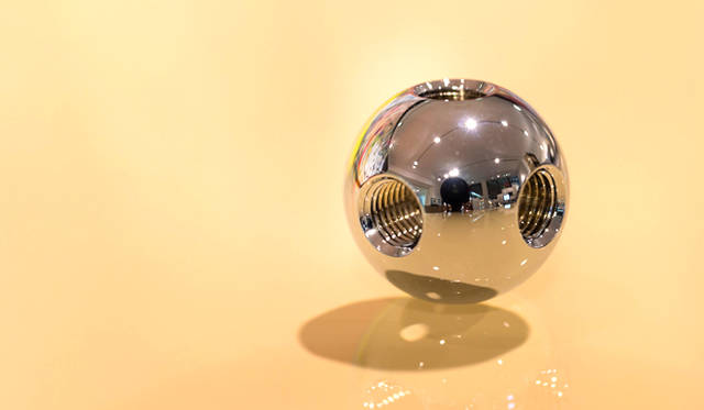 「穴の空いた、ただのボールなんですけどね（笑）。実物も、こうして持ち歩いています。これがわたしのラッキーアイテム。これがなければ、こうして日本に来ることも、世界のほかの国に旅することもできなかった。そうしたことを可能にしてくれた、幸運の女神だと思っています」