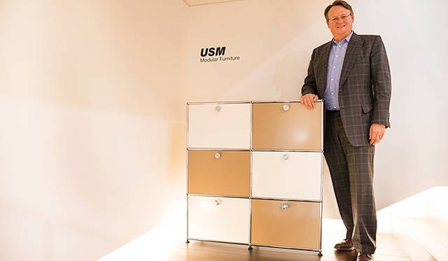 USMの使命として、常にハイクオリティな製品を生産し、ブランドとして一歩ずつ進歩していきたいと語ったアレクサンダーさん。今日もラッキーアイテムであるボールとともに世界を行く