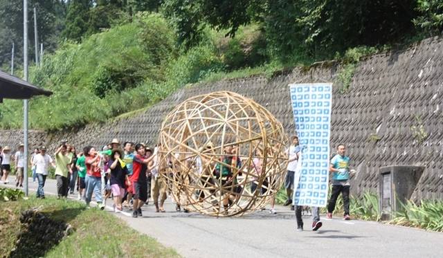 <strong>ART｜一夜限りのアートの饗宴『六本木アートナイト2014』が4月19日開幕</strong>　佐藤悠『ゴロゴロ六本木』 ©YU SATO