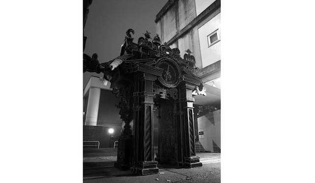 <strong>ART｜原美術館で『ニコラ ビュフ：ポリフィーロの夢』</strong>　「ノーマンズランドの門」2009年、フランス大使館旧庁舎「ノーマンズランド」展における展示風景 © Nicolas Buffe（参考図版）