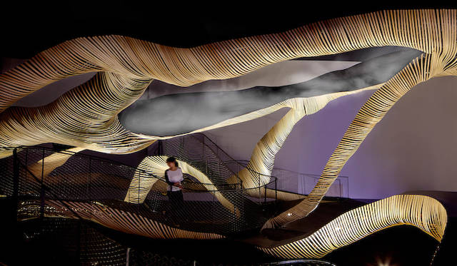 2013年4月に開催されたミラノ デザインウィークに展示された平田氏の作品「amazing flow」