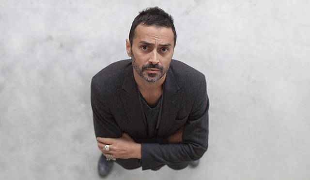 イタリア人デザイナーのファビオ・ノヴェンブレ氏は、作品でテクノロジーを用いて生命のダンスを表現。生命の鼓動と宇宙の軌道の動きの関連性も連想させる「We Dance」を披露した