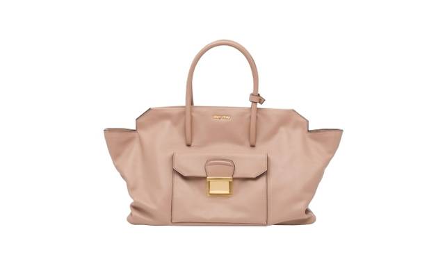 <strong>MIU MIU｜2014年春夏の新作バッグ「ヴィッテロ ソフト」を発表</strong>　トートバッグ　[H29×W37×D19]　21万5000円