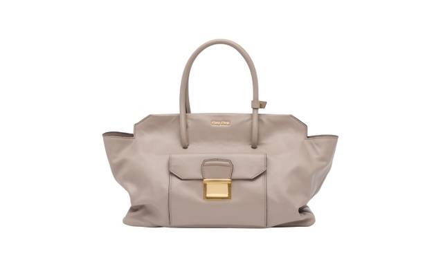 <strong>MIU MIU｜2014年春夏の新作バッグ「ヴィッテロ ソフト」を発表</strong>　トートバッグ　[H29×W37×D19]　21万5000円