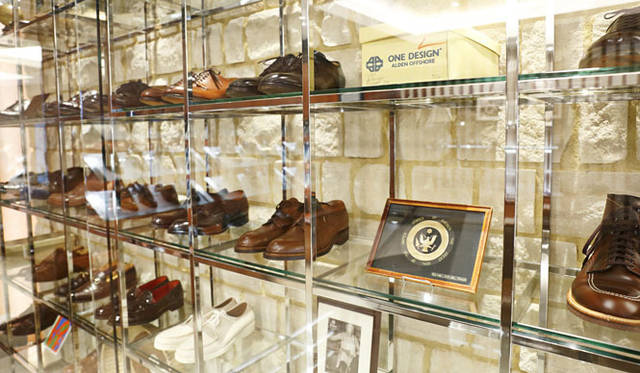 壁の白みがかったレンガが気品を漂わせるミュージアムを模したコーナーには、過去の名作やスタッフが履き込んだ靴がならぶ