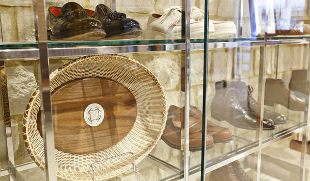 中央のかごは、今回のオープンを祝って、オールデンの副社長夫人が手編みで制作。ボストンの伝統工芸を踏襲したもので、底にはマンモスの角が使われている