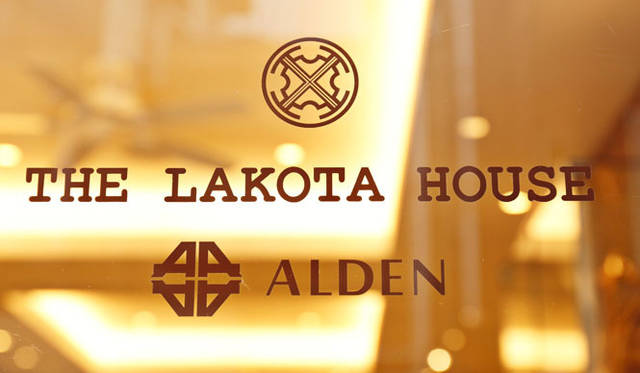 シューキーパーやブラシ、ワックス、乳化クリームなど、オールデンの純正ケアアイテムもフルラインナップ