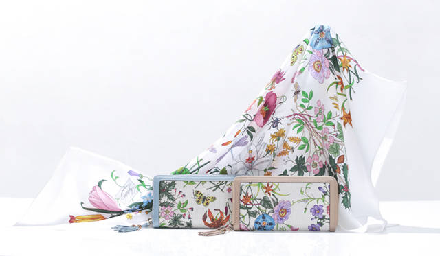 <br />スカーフ[W90×H90cm] 5万760円（オンラインショップ限定）、ウォレット[W19×H10.5×D2.5cm] 各7万4520円