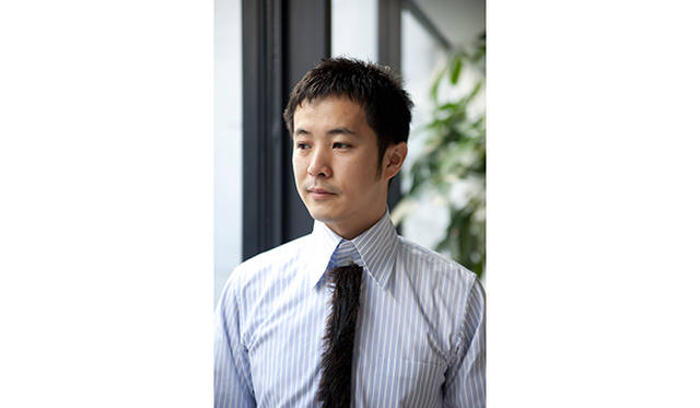 <strong>吉村靖孝｜YOSHIMURA Yasutaka</strong><br />1972年愛知県豊田市生まれ。1995年早稲田大学理工学部建築学科卒業。1997年早稲田大学大学院理工学研究科修士課程修了。1999年～2001年MVRDV在籍。2002年より早稲田大学、東京大学大学院、早稲田大学、東京工業大学の非常勤講師を歴任。2005年吉村靖孝建築設計事務所設立。2013年より明治大学特任教授。第25回日経ニューオフィス賞ニューオフィス推進賞、JCDデザインアワード2011大賞、日本建築学会作品選奨、グッドデザイン特別賞、平成22年度日事連建築賞優秀賞、東京建築士会住宅建築賞金賞、アジアデザイン賞2009金賞、第22回吉岡賞などを受賞。著作に「ビヘイヴィアとプロトコル（LIXIL出版）」、「EX-CONTAINER （グラフィック社）」、「超合法建築図鑑 （彰国社）」などがある。