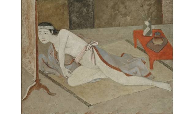 <strong>ART｜東京都美術館と京都市美術館で『バルテュス』展</strong>　バルテュス《朱色の机と日本の女》　1967-1976年　カゼイン、テンペラ、カンヴァス　145x192cmCollection of Mｒ.Brent R.Harris　© Christie’s Images Limited 2014