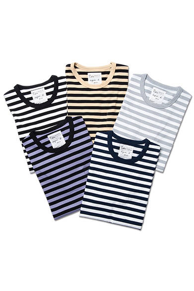 ボーダーポケットTシャツ（メンズ）　1万2474円<br />サイズ｜S、M、L<br />カラー｜Noir（黒）、Bleu（青）、Gris（グレー）、Beige（ベージュ）、Lavendre（ラベンダー）