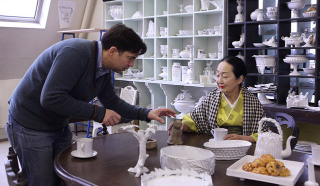 バルテュス夫人、節子・クロソフスカ・ド・ローラ氏と共作「コレクション・セツコ」誕生の舞台裏<br /><br />パリ市内の工房にて。　左から ブノワ・アスティエ・ド・ヴィラット氏、節子夫人