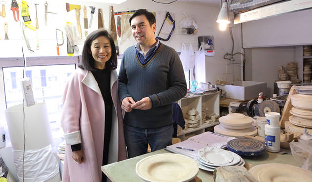 バルテュス夫人、節子・クロソフスカ・ド・ローラ氏と共作「コレクション・セツコ」誕生の舞台裏<br /><br />パリ市内の工房にて。　左から 萩原輝美さん、ブノワ・アスティエ・ド・ヴィラット氏