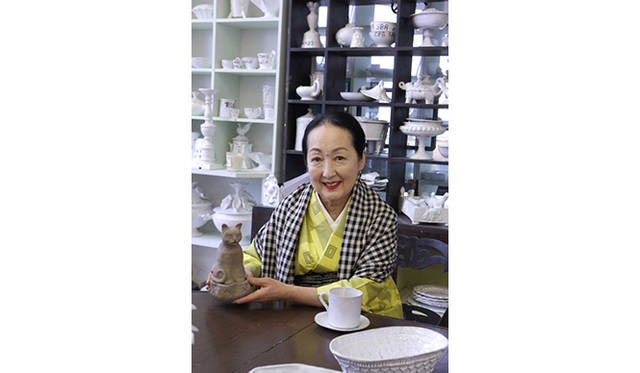 バルテュス夫人、節子・クロソフスカ・ド・ローラ氏と共作「コレクション・セツコ」誕生の舞台裏<br /><br />モダンな着物の着こなしが印象的な節子夫人