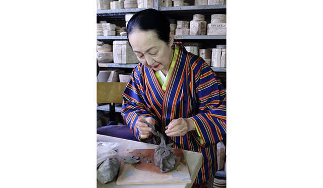 バルテュス夫人、節子・クロソフスカ・ド・ローラ氏と共作「コレクション・セツコ」誕生の舞台裏<br /><br />土を触り、作品を手がける様子を実演する節子夫人