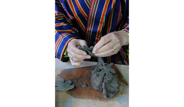 バルテュス夫人、節子・クロソフスカ・ド・ローラ氏と共作「コレクション・セツコ」誕生の舞台裏<br /><br />アスティエ・ド・ヴィラットを象徴する、白い表面から透ける黒っぽい陶土はパリ郊外で採取されたもの