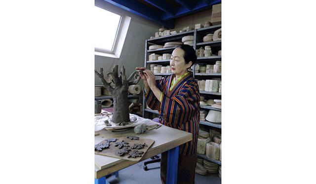 バルテュス夫人、節子・クロソフスカ・ド・ローラ氏と共作「コレクション・セツコ」誕生の舞台裏<br /><br />バルテュスの面影を思わせるモチーフが登場する節子夫人の作品。このオブジェのモチーフはなんだろうか？　なかなかの大作である