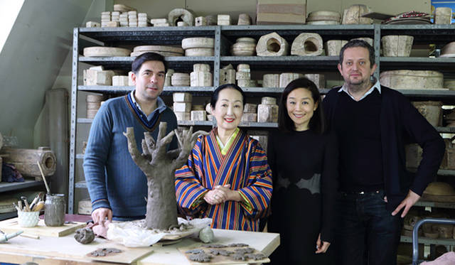 バルテュス夫人、節子・クロソフスカ・ド・ローラ氏と共作「コレクション・セツコ」誕生の舞台裏<br /><br />左から ブノワ・アスティエ・ド・ヴィラット氏、節子夫人、萩原輝美さん、イヴァン・ペリコーリ氏