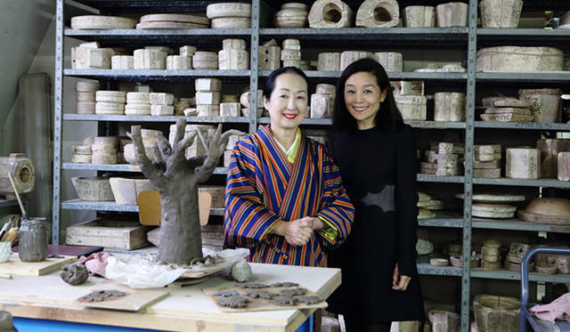 バルテュス夫人、節子・クロソフスカ・ド・ローラ氏と共作「コレクション・セツコ」誕生の舞台裏<br /><br />次回はぜひ着物談議を。　左から 節子夫人、萩原輝美さん