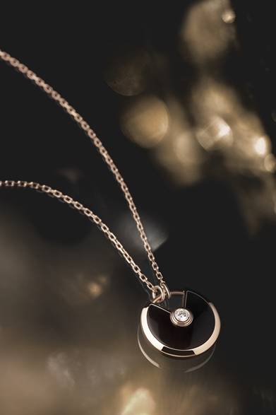 <strong>Cartier｜幸運を引き寄せる新作「アミュレット ドゥ カルティエ」</strong>　アミュレット ドゥ カルティエ ネックレス　43万2500円（税抜）Julien Claessens & Thomas Deschamps ©Cartier