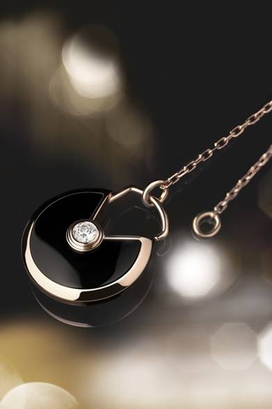 <strong>Cartier｜幸運を引き寄せる新作「アミュレット ドゥ カルティエ」</strong>　アミュレット ドゥ カルティエ ネックレス　43万2500円（税抜）Julien Claessens & Thomas Deschamps ©Cartier