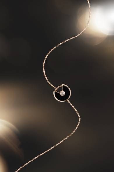 <strong>Cartier｜幸運を引き寄せる新作「アミュレット ドゥ カルティエ」</strong>　アミュレット ドゥ カルティエ ブレスレット　18万7500円（税抜）Julien Claessens & Thomas Deschamps ©Cartier