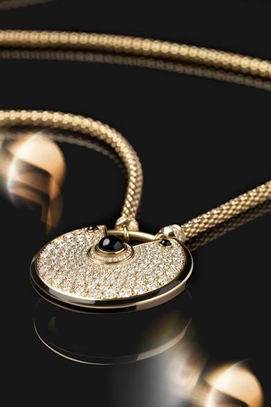 <strong>Cartier｜幸運を引き寄せる新作「アミュレット ドゥ カルティエ」</strong>　アミュレット ドゥ カルティエ ネックレス　735万円（税抜）　Julien Claessens & Thomas Deschamps ©Cartier
