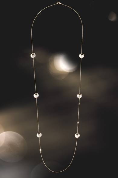 <strong>Cartier｜幸運を引き寄せる新作「アミュレット ドゥ カルティエ」</strong>　アミュレット ドゥ カルティエ ロングネックレス　88万円　Julien Claessens & Thomas Deschamps ©Cartier