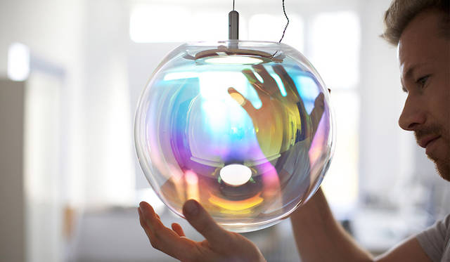 セバスチャン シエラ氏（ドイツ）によるシャボン玉をモチーフにしたガラス照明「Iris」