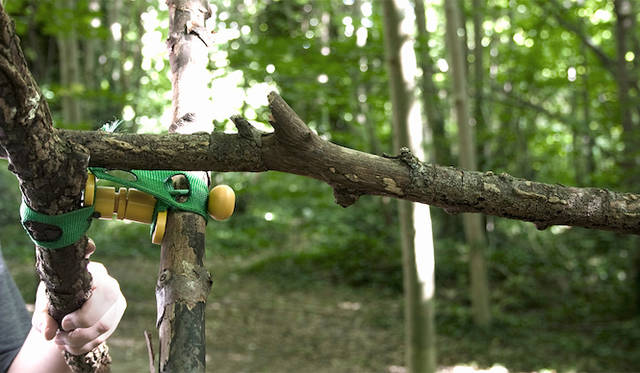 ジェイムズ フォックス氏（英国）による作品「Macian」は、枝などを使って隠れ家づくりを体験できる工作キット