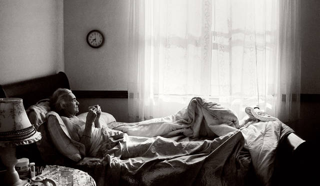 フロリダ州の施設で暮らす写真家の母親、マッジ・スティーバー。人生最後の数年間は重い記憶障害に苦しめられた。 © Maggie Steber/National Geographic